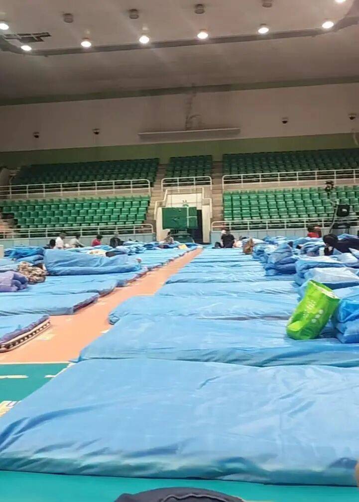 兰州大学连续3年打地铺让家长免费住，新生第一碗兰州牛肉面校方买单，还送4A级以上景区门票