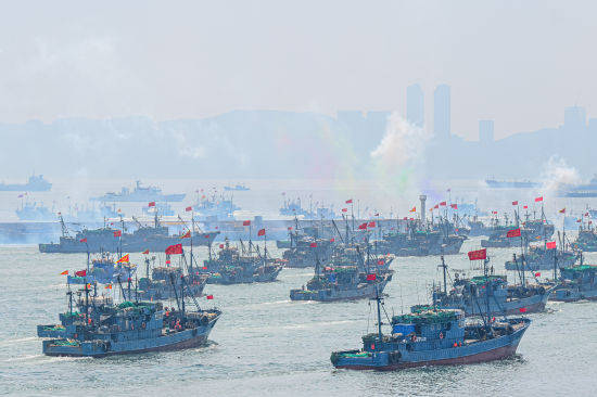 辽宁大连：黄渤海休渔期结束 6000余艘渔船起锚奔向渔场