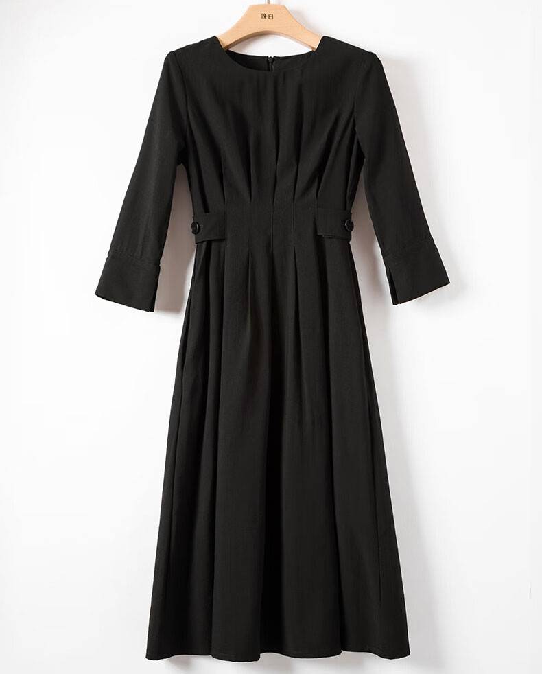 十分惊艳的一条黑色连衣裙,以精致的简约风,展现出时尚魅力