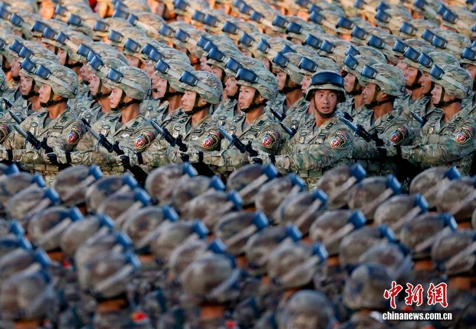 【中新画报】钢铁为笔 天空为卷 震撼回顾抗战胜利70周年阅兵