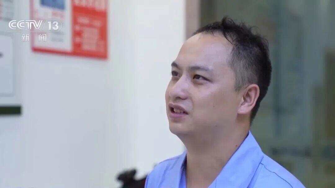 厉害了！191式自动步枪亮相九三阅兵，约为6瓶水重，记者上手：精致且丝滑