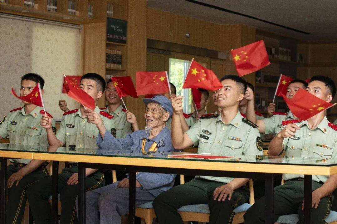 武警部队官兵收听收看纪念中国人民抗日战争暨世界反法西斯战争胜利80周年大会
