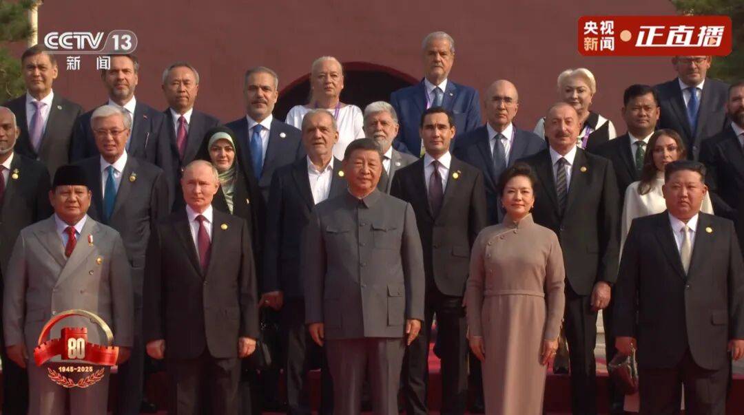 习近平同出席纪念大会的各国嘉宾合影留念