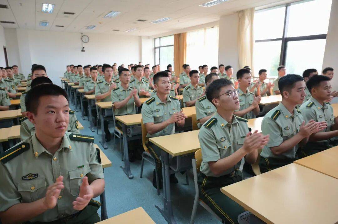 武警部队官兵收听收看纪念中国人民抗日战争暨世界反法西斯战争胜利80周年大会