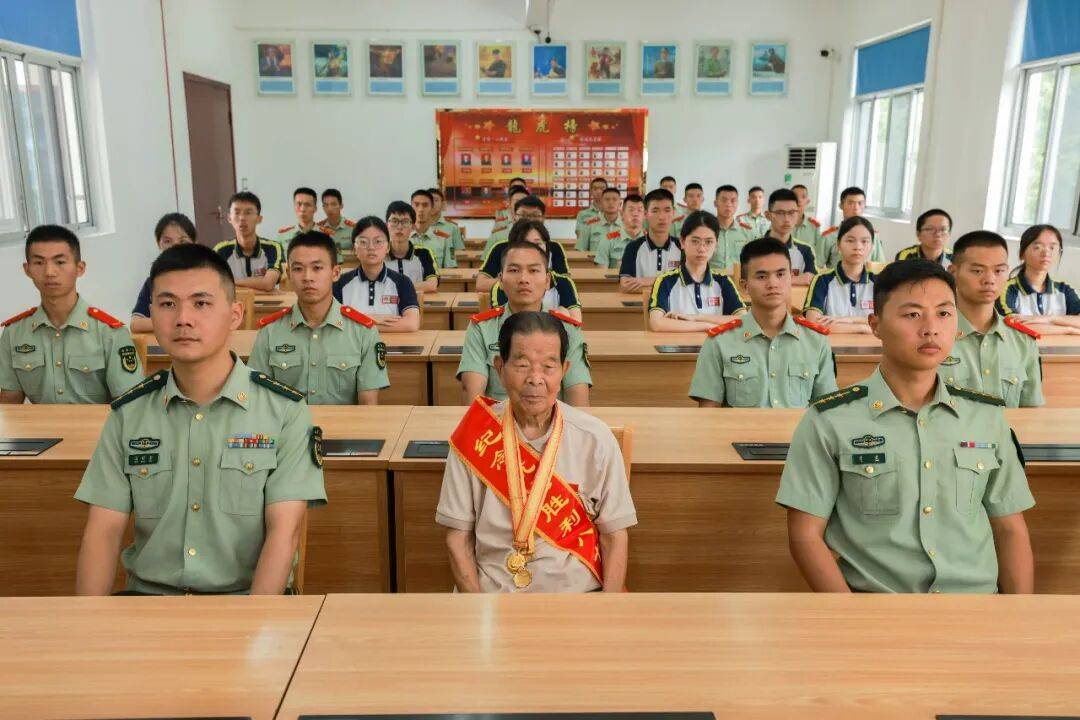 武警部队官兵收听收看纪念中国人民抗日战争暨世界反法西斯战争胜利80周年大会