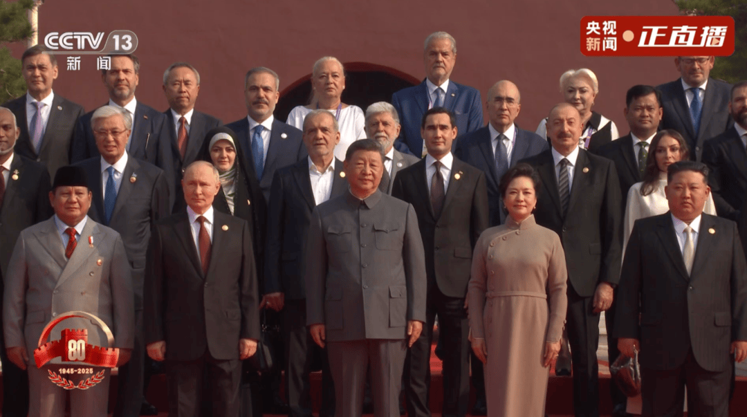 习近平同出席纪念大会的各国嘉宾登上天安门城楼