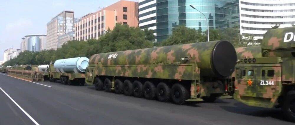 DF61导弹亮相阅兵_军事_武器_消息