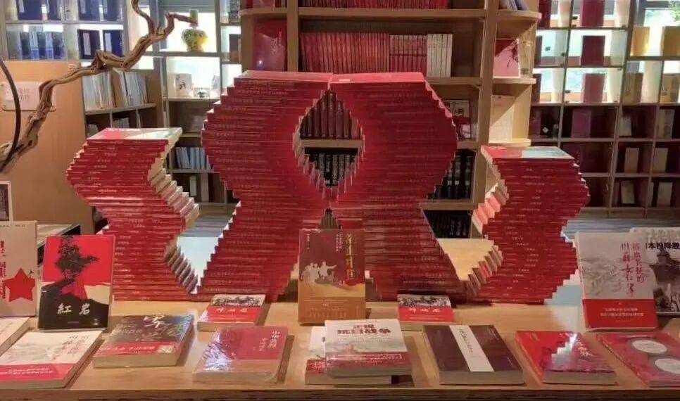 各地新华书店纪念抗战胜利80周年主题图书造型展示