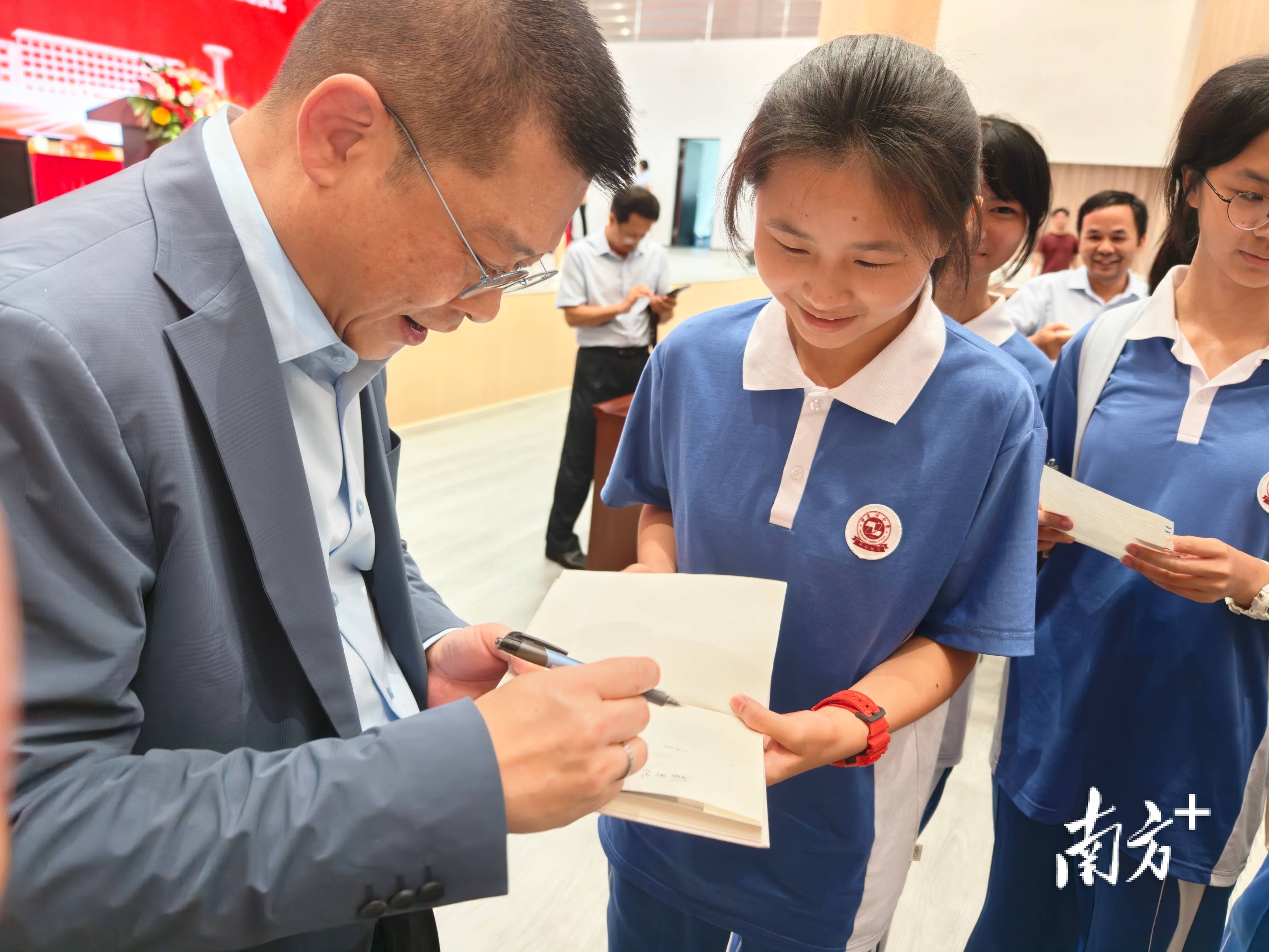 获捐374万元!梅州市曾宪梓中学举行教师节庆祝大会暨捐赠仪式