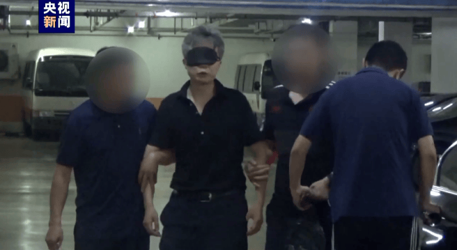 专家赵某某出国被策反，大量搜集我国航天领域核心要害情报，出卖给境外间谍，收取数十万元，被判7年