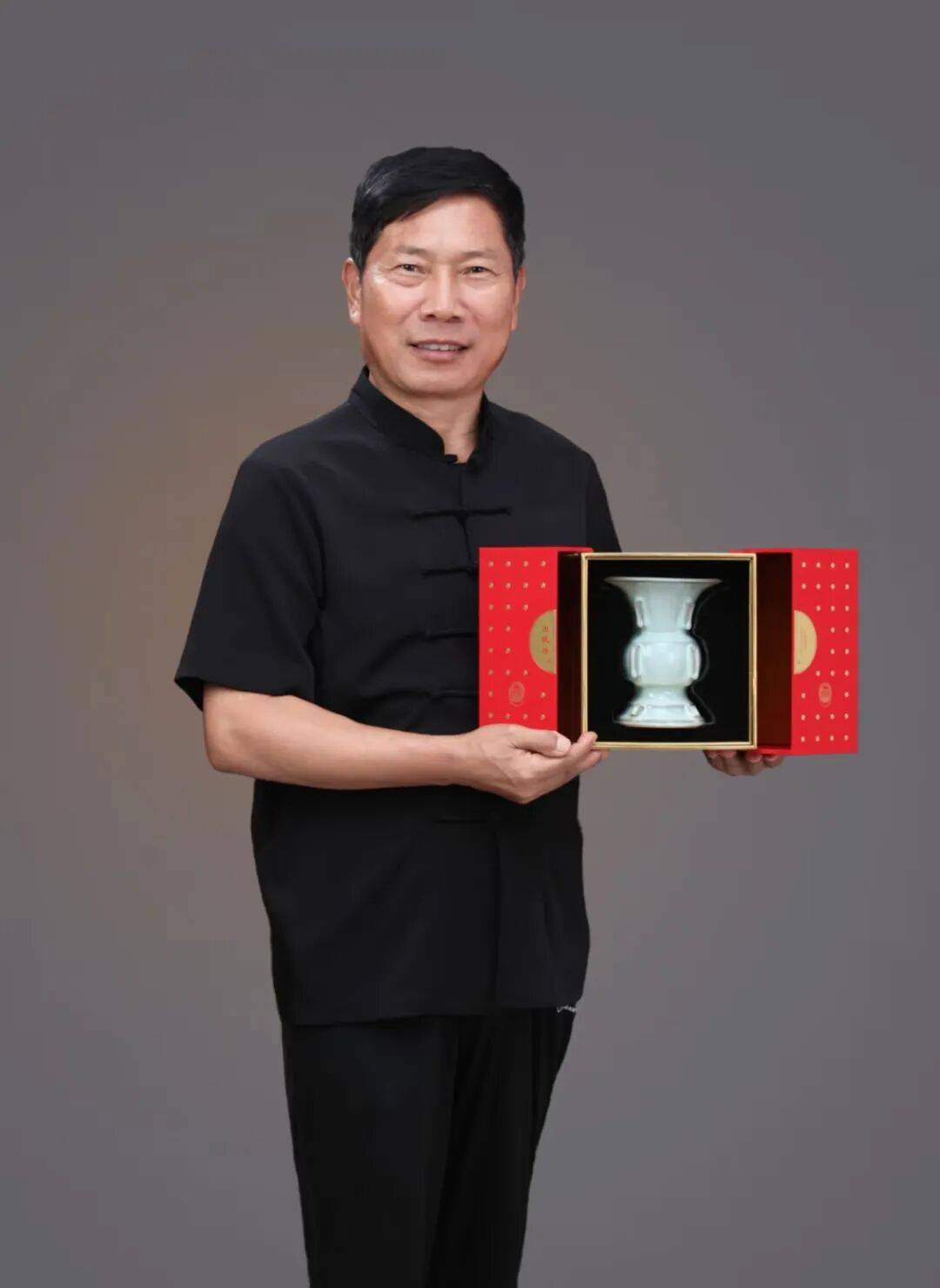 阅兵后的招待会上，河南钧瓷“出戟尊”亮相国宴餐桌