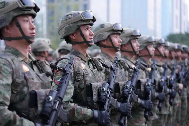 “火遍全网”的兵哥哥帅照，他拍的！