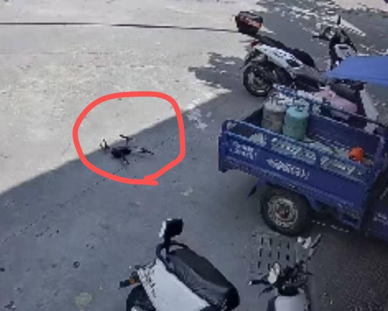 无人机降落在店门前，店员倒车不慎压到该不该赔？律师解读