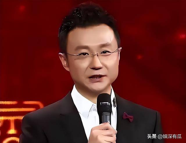 原来他们是夫妻，恩爱8年，台上丈夫解说阅兵，台下妻子观礼