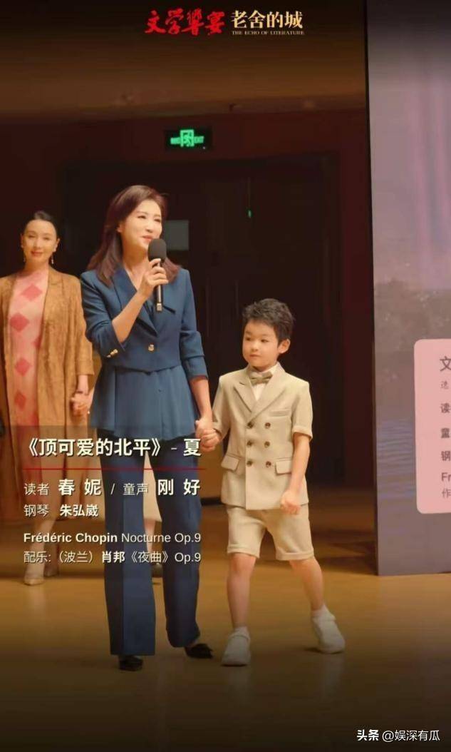 原来他们是夫妻，恩爱8年，台上丈夫解说阅兵，台下妻子观礼