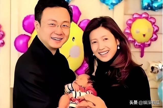 原来他们是夫妻，恩爱8年，台上丈夫解说阅兵，台下妻子观礼