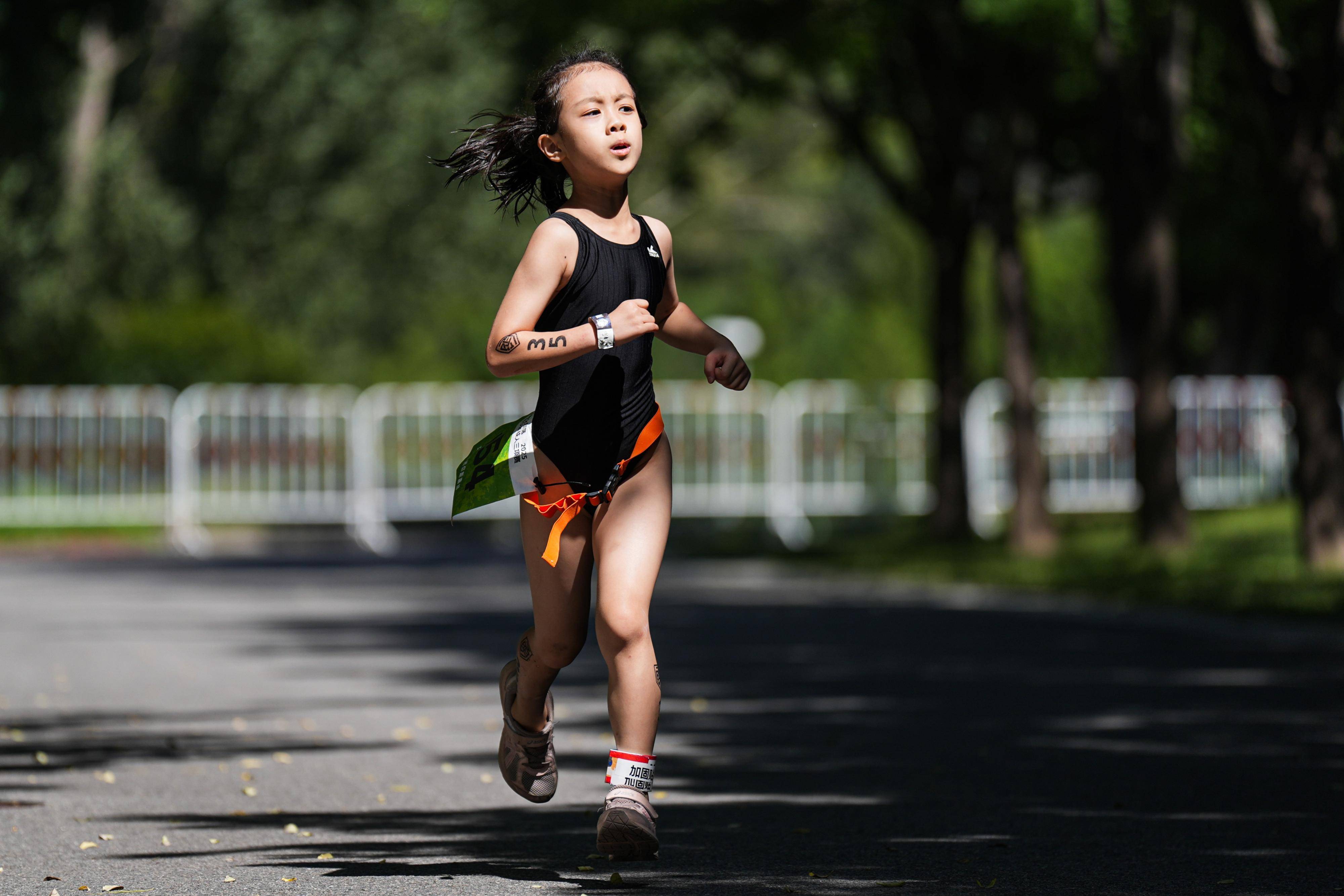 勇士部落2025青少年铁人三项赛落幕 百余名"小铁人"完成比赛