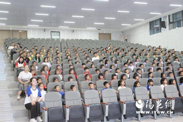 西安市浐灞交警开展"开学第一课" 交通安全宣讲活动