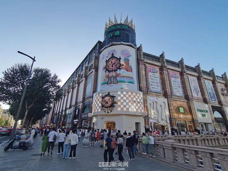 凌晨3点就有人排队｜黑龙江省首家泡泡玛特S级木纹形象店开业