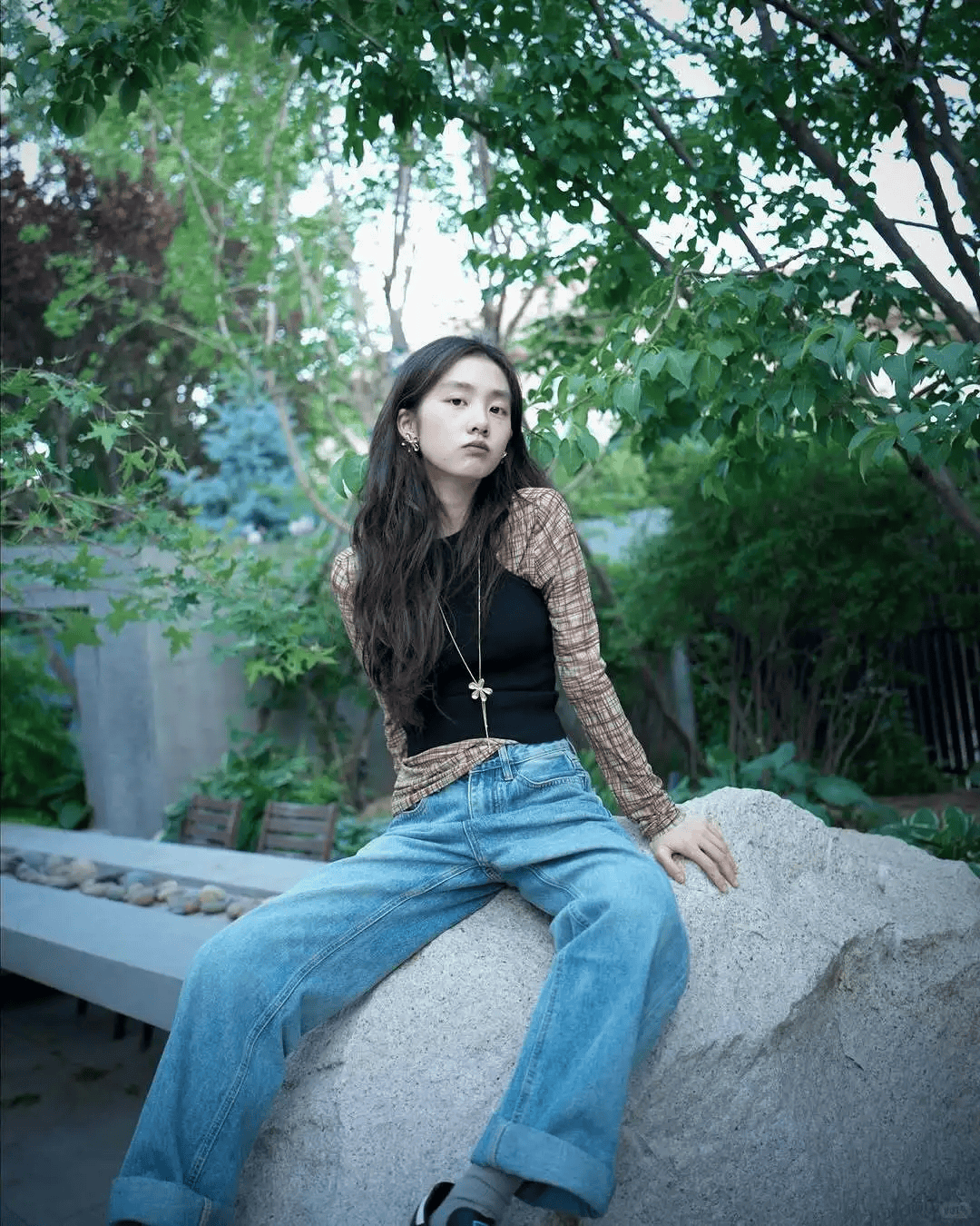 18岁黄多多度假照引争议,网友纷纷评论:这身材熟透"了!