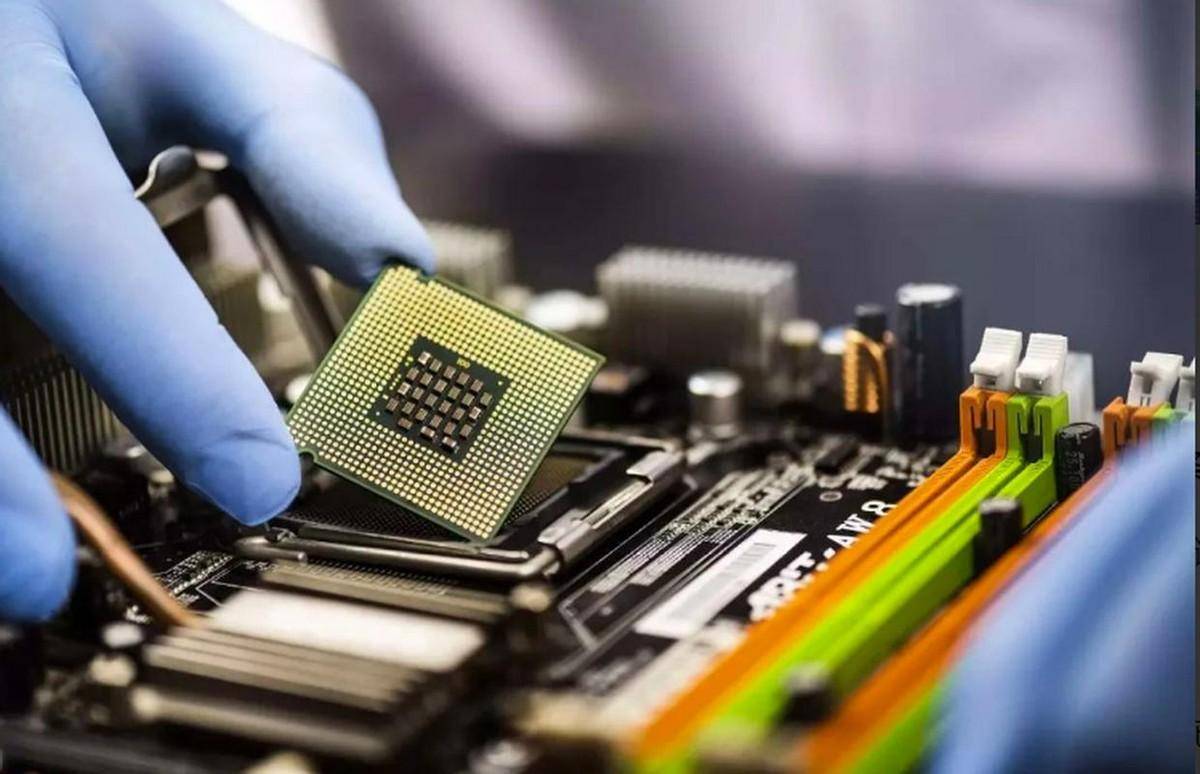 原创             中国芯片被卡脖子每年巨额进口，一位华人科学家归来，彻底改变格局