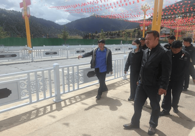 类乌齐县滨江路绿化带升级改造正稳步推进