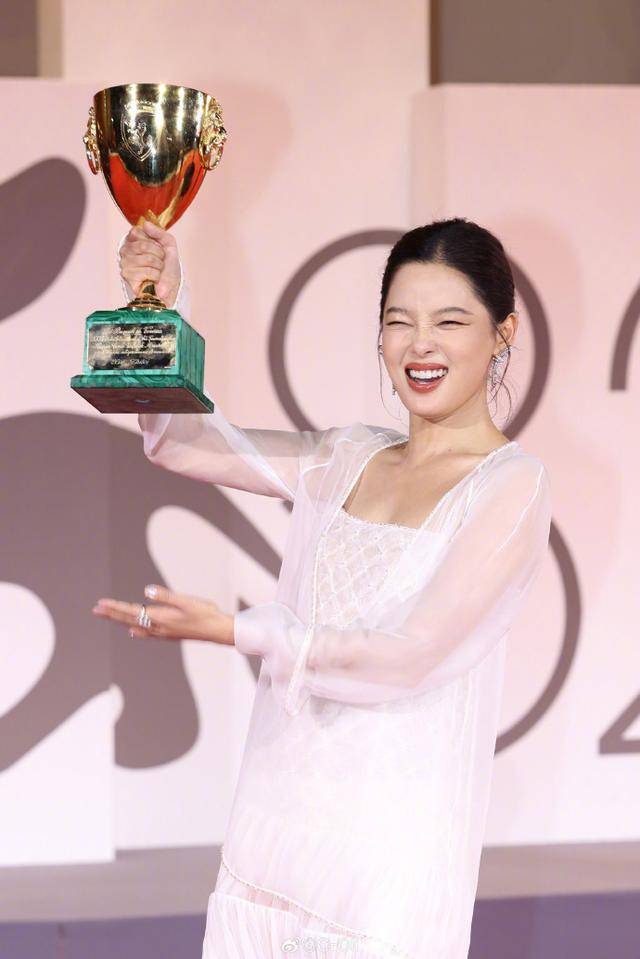 人民日报点赞辛芷蕾获奖感言，句句不提刘亦菲，却字字提醒刘亦菲