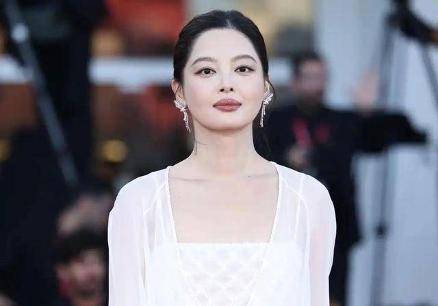 人民日报点赞辛芷蕾获奖感言，句句不提刘亦菲，却字字提醒刘亦菲