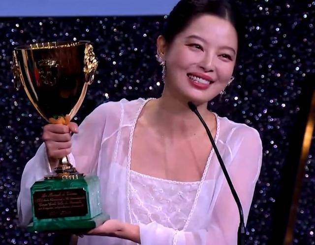 人民日报点赞辛芷蕾获奖感言，句句不提刘亦菲，却字字提醒刘亦菲