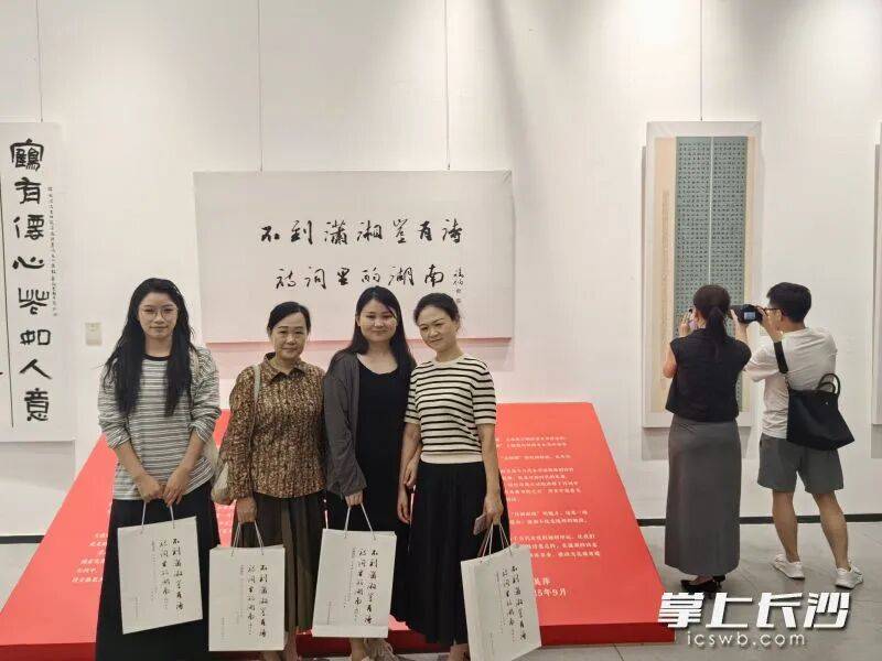 本次巡展共展出全省女书法家作品237幅,其中优秀作品17幅,入展作品178