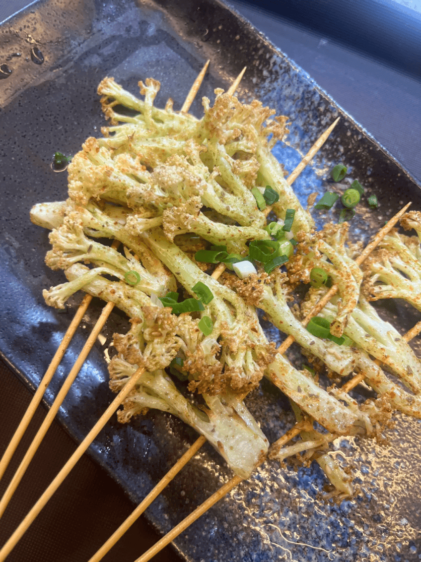 烤花菜切得大小均匀,每一朵花都吸满了烤串的油脂香,咬下去脆爽入味