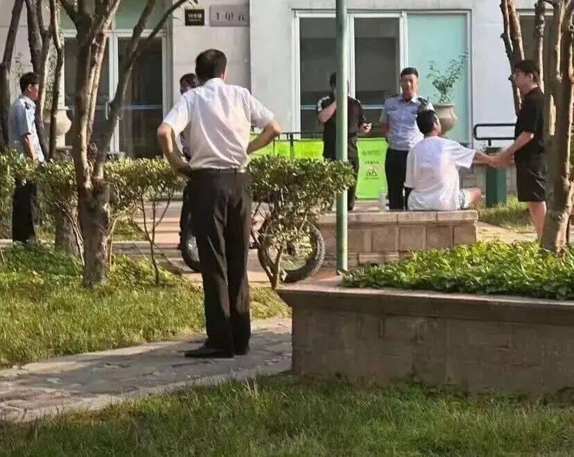 37岁知名艺人被传在北京一小区坠楼去世，物业证实凌晨有人坠楼，事发地图片疑曝光