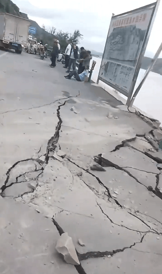 山西临县黄河一号旅游公路巨石滚落砸中汽车，当地回应：致2人受伤