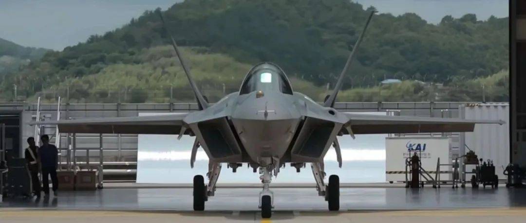 韩国五代机完整版亮相，弹舱比肩F-35，进气道现“神秘”设计