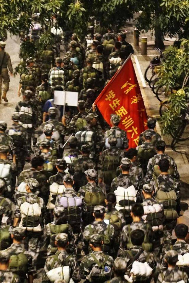 一往无前！大学新生星夜行军40里，超燃！