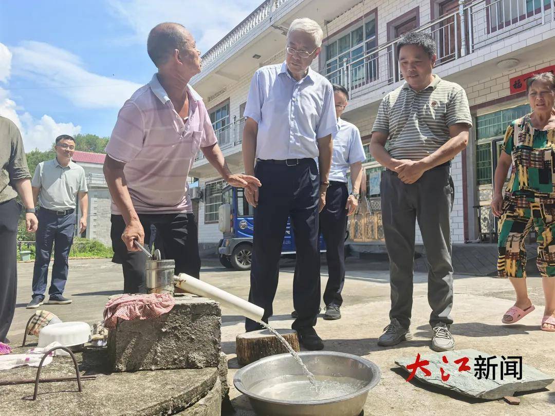 江西省委书记走进村民家中，拧开水龙头仔细检查水质