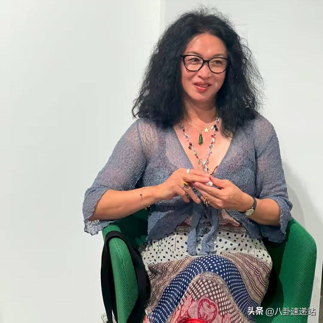 面相已变！逃到国外半年多，58岁金星近照曝光，走上了另一条路