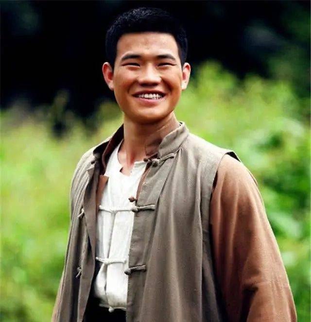 “嘎子哥”谢孟伟拍戏期间着警服直播带货，云南耿马县警方回应：正在处理此事