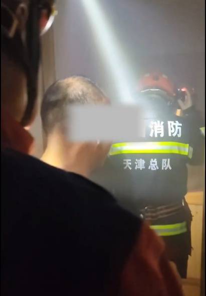 男子炖鸡后回卧室倒头就睡，醒来身边站满消防员……
