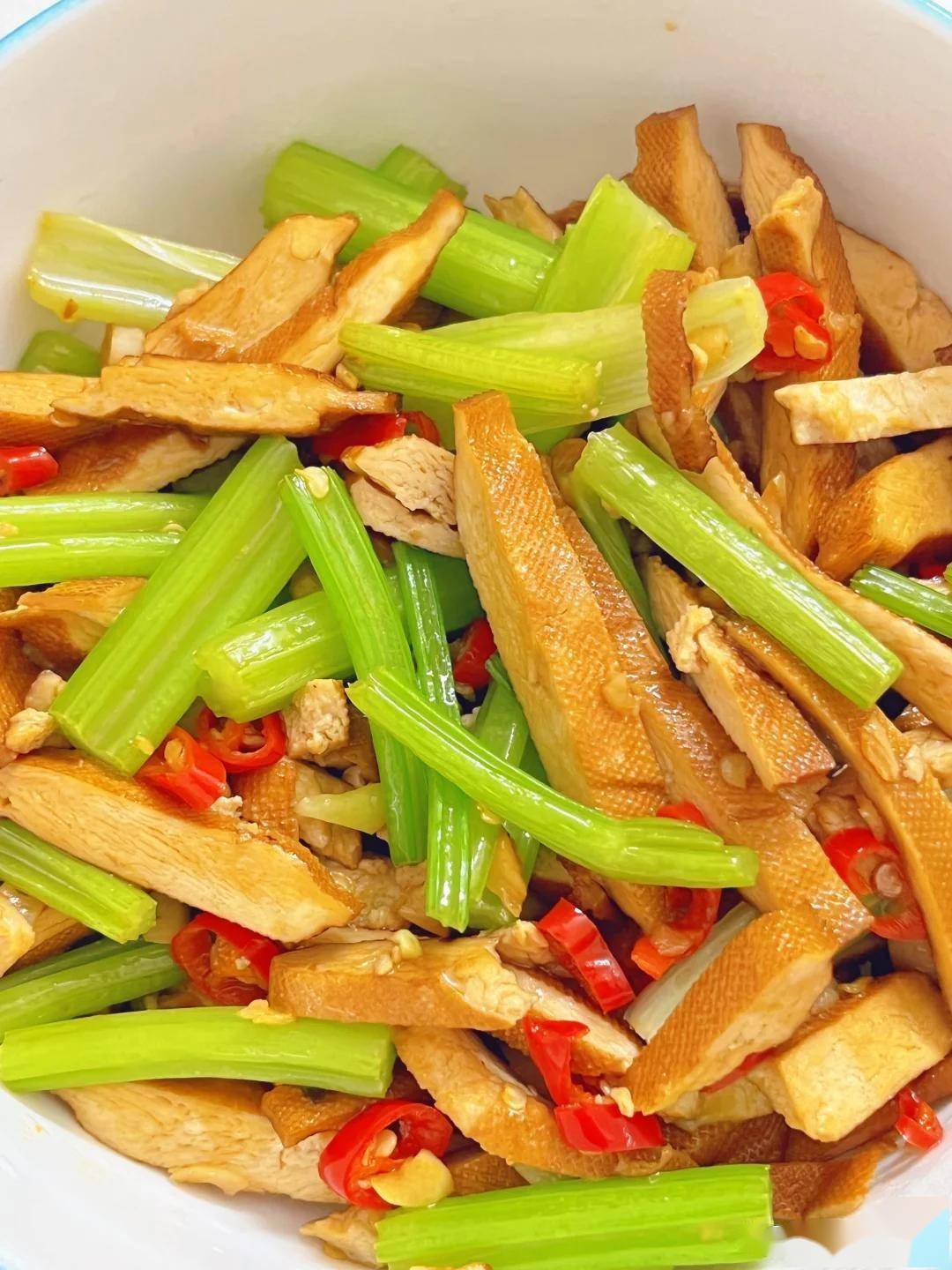老家奶奶的芹菜炒豆干芹菜脆嫩豆干香拌米饭吃2碗