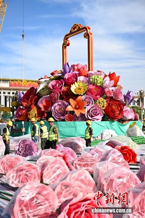 迎国庆 “祝福祖国”花坛在北京天安门广场有序搭建