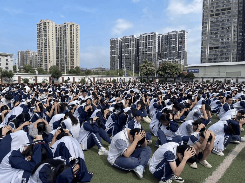 桂林市中山中学城北校区开展防空应急疏散演练