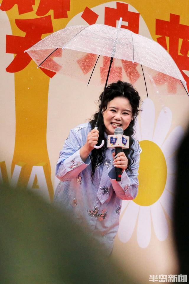 陈佩斯、倪萍、蔡明、黄渤、夏雨等明星云集青岛，雨中爆梗欢笑不断！