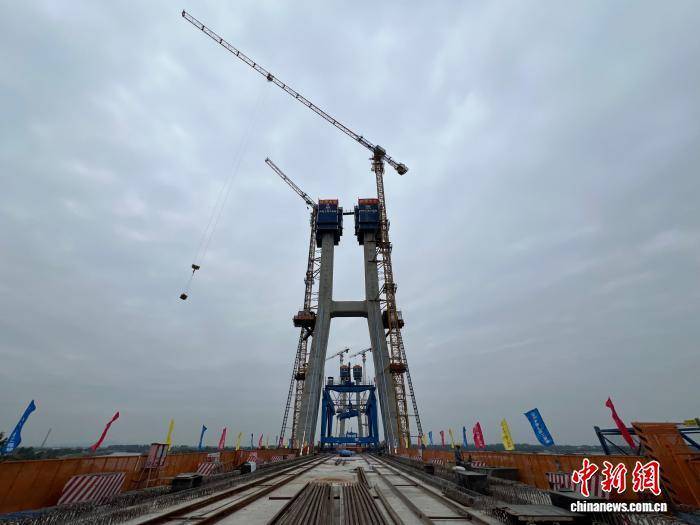 沪宁合高速铁路南京特大桥跨滁河斜拉桥主塔封顶