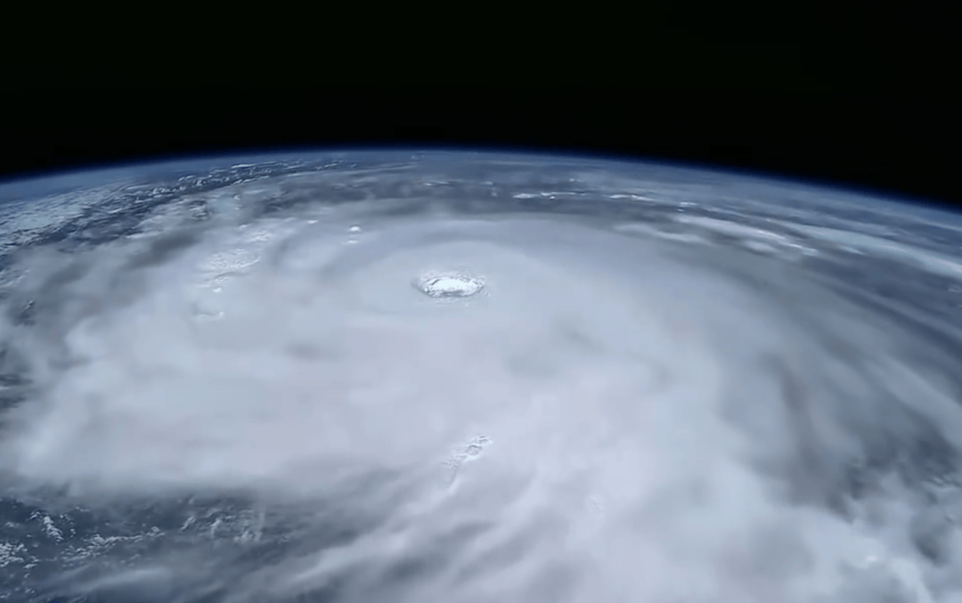 台风"桦加沙"风眼内实拍:可看见蓝天白云甚至阳光