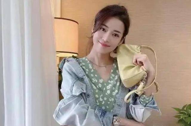 她曾是上海台主持人，如今在仓库打包卖水果，单身带儿子独自生活