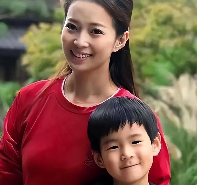 她曾是上海台主持人，如今在仓库打包卖水果，单身带儿子独自生活