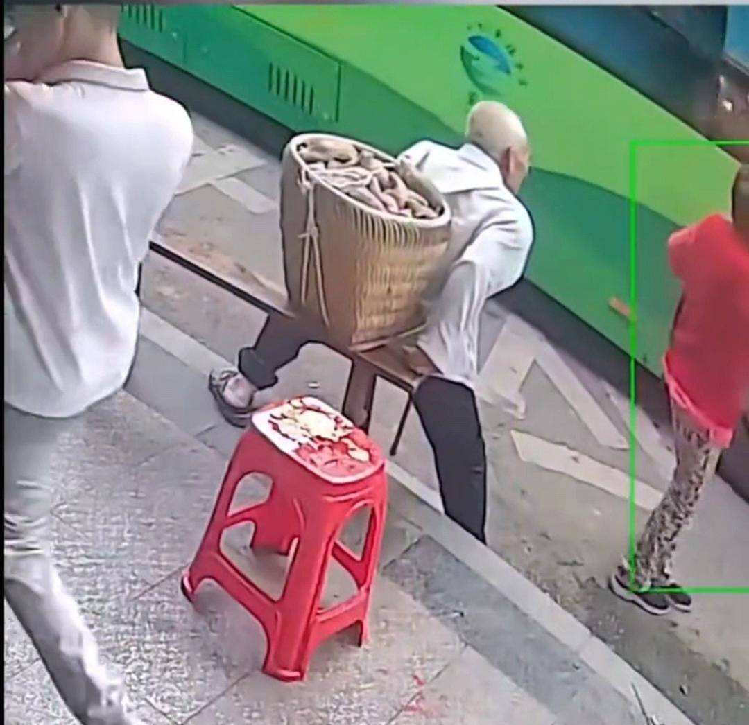 重庆一拄拐老人背背篓赶公交被拒载 当地交通运输部门：涉事司机已被开除