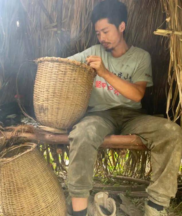每顿吃老鼠，湖南90后男子荒野求生70天，拿到10万奖金