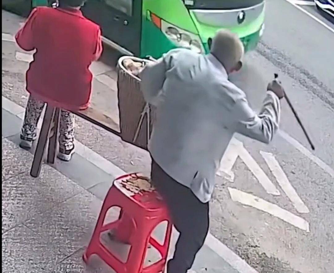 重庆一拄拐老人背背篓赶公交被拒载 当地交通运输部门：涉事司机已被开除
